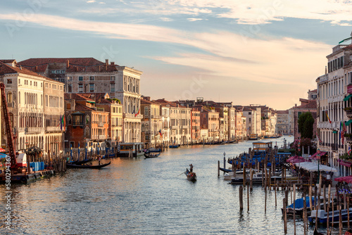 Venezia  Rialto. Veduta del Canal Grande con gondola e Palazzi al tramonto.