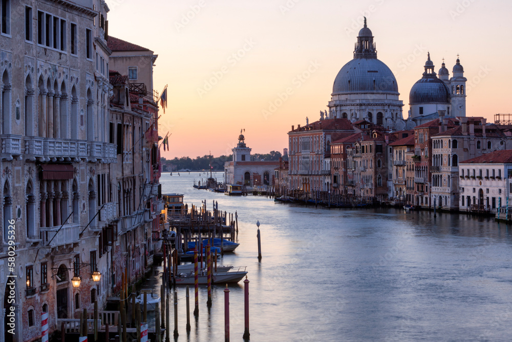 Venezia. Canal Grande verso la basilica di Santa Maria della Salute e Dogana