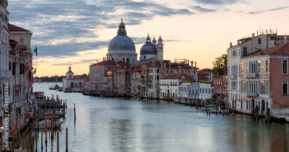 Venezia.Canal Grande verso la basilica di Santa Maria della Salute
