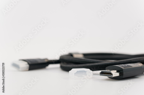 immagine di cavo connessione video standard HDMI su superficie bianca, dettaglio connettore