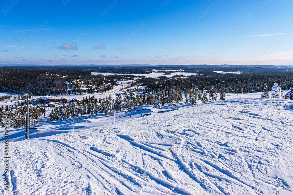 Landschaft mit Schnee im Winter in Ruka, Finnland Landschaft mit Schnee im Winter in Ruka, Finnland