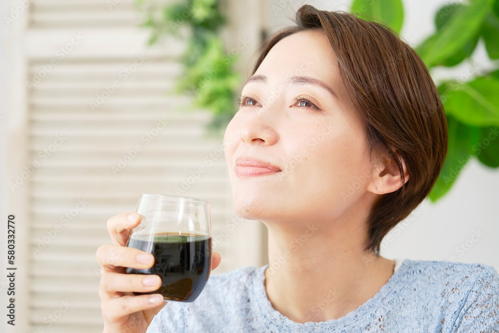 家でアイスコーヒーを飲む女性 家でアイスコーヒーを飲む女性