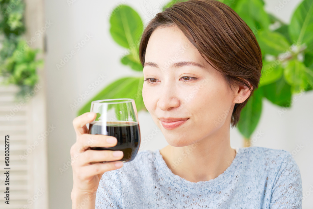 家でアイスコーヒーを飲む女性 家でアイスコーヒーを飲む女性
