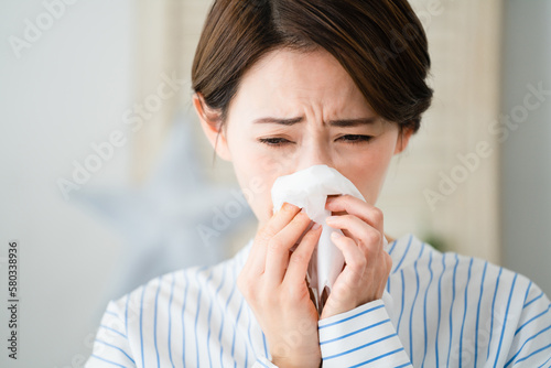 鼻炎で苦しむ若い女性　花粉症イメージ photo