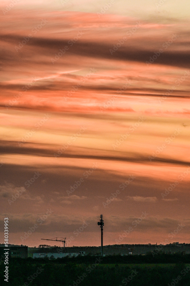 Wunderschöner Sonnenuntergang am Himmel mit goldenen Wolken und Windräder, Würburg, Franken, Bayern, Deutschland