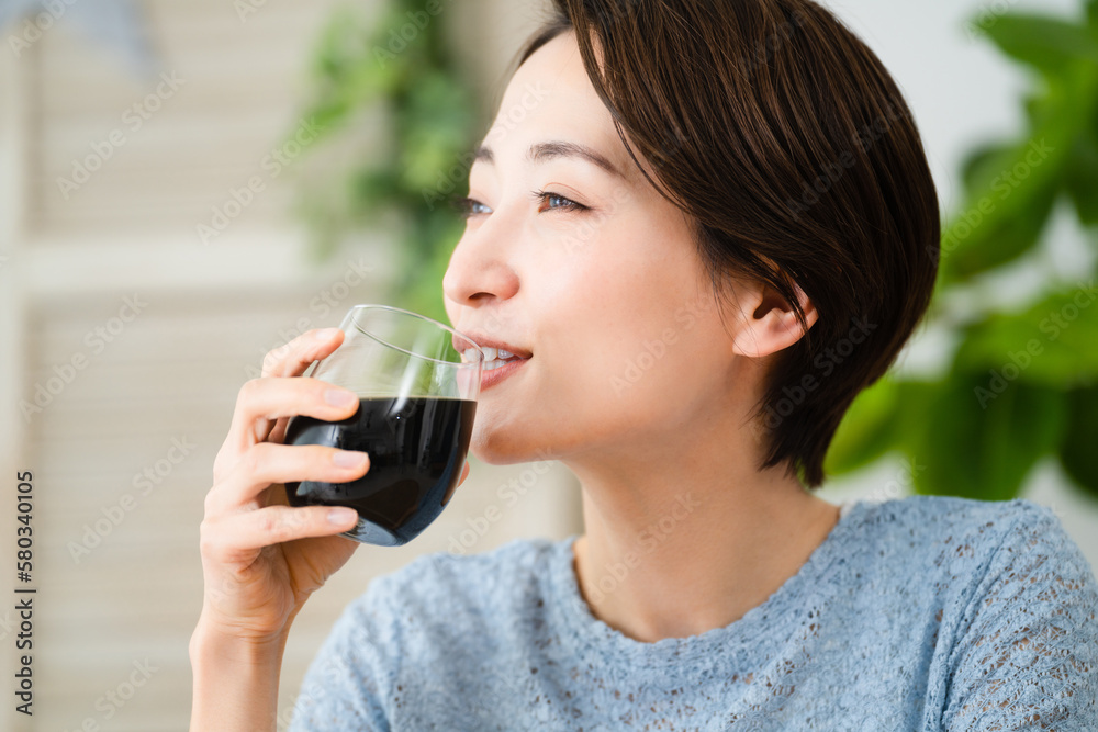 コーヒーを飲む若い女性　飲食イメージ