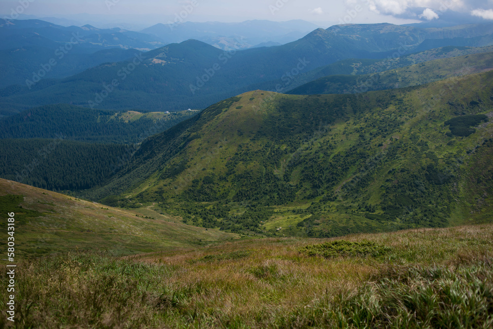 Naklejka premium Carpathian Majesty: Hoverla Mountain and Surrounding Natural Wonders