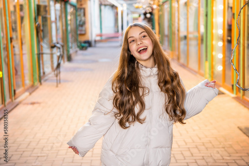 Foto laughing teen curly girl wearing hat