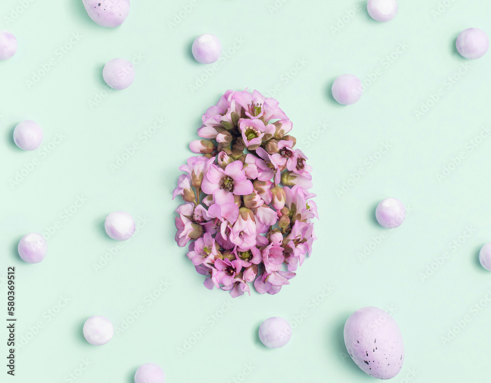 Obraz premium Easter egg in the form of colorful spring flowers. The concept of minimal rest. Flat lay pattern.