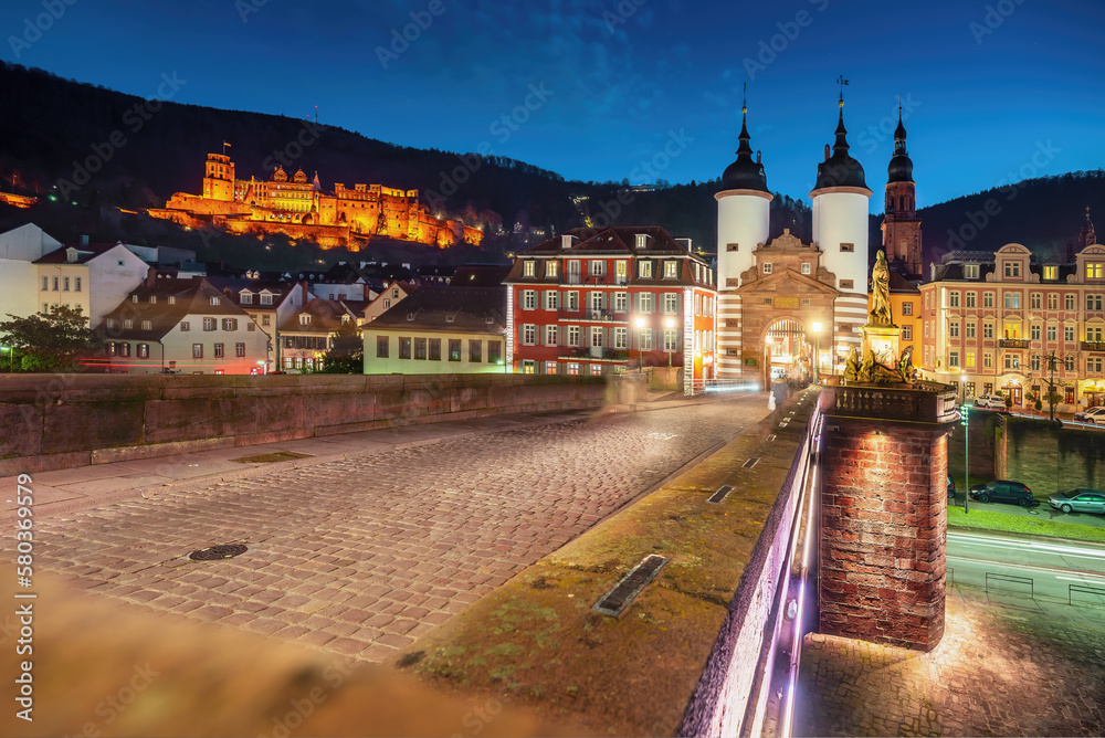 Obraz premium Old Bridge (Alte Brucke) at night with Bruckentor (Bridge Gate) and Heidelberg Castle - Heidelberg, Germany