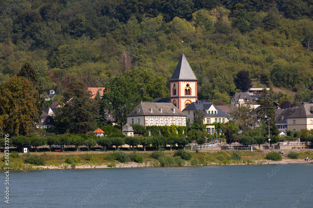 Blick von REmagen über den Rhein auf die Kirche Sankt Severin in Erpel