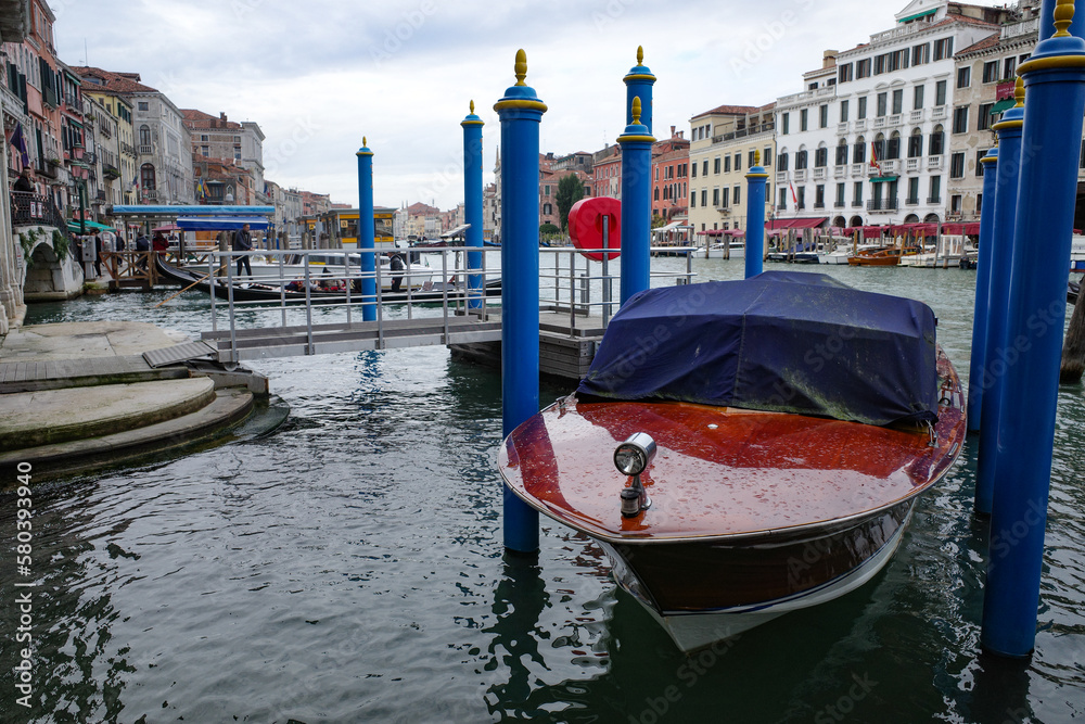 Φωτογραφία Nov 14, 2022: Venice, Italy - Motorboats on the Venetian Grand Canal