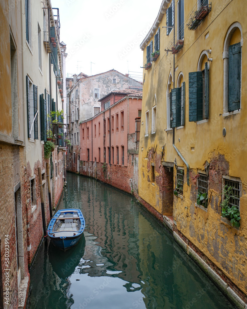 Φωτογραφία Venice, Italy - 14 Nov, 2022: Colourful backstreet canals of the Venetian Lagoon