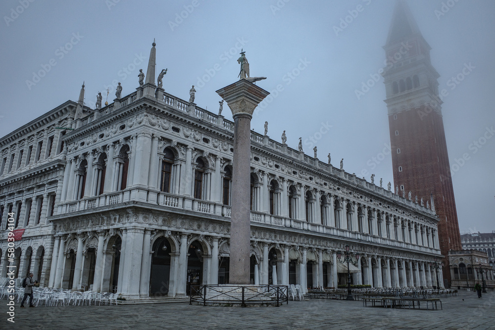 Obraz premium Venice, Italy - 15 Nov, 2022: Early morning in Piazza San Marco