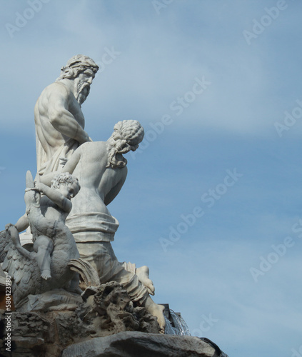 Fontana raffigurante un uomo che guarda una donna con in basso un bambino © Davide