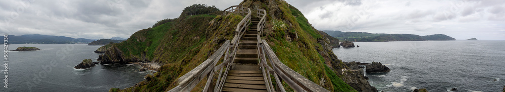 Vistas panorámicas de las escaleras de madera en Vicedo, Lugo, en un lugar llamado Punta do Fuciño do Porco, en la costa gallega, verano de 2021, España. Vistas panorámicas de las escaleras de madera en Vicedo, Lugo, en un lugar llamado Punta do Fuciño do Porco, en la costa gallega, verano de 2021, España.