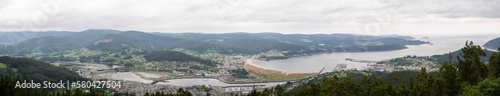Vistas preciosas desde el Mirador de San Roque, en Viveiro, Lugo, con el paisaje panorámico de costa gallega, mar y montaña, azul y verde, verano de 2021