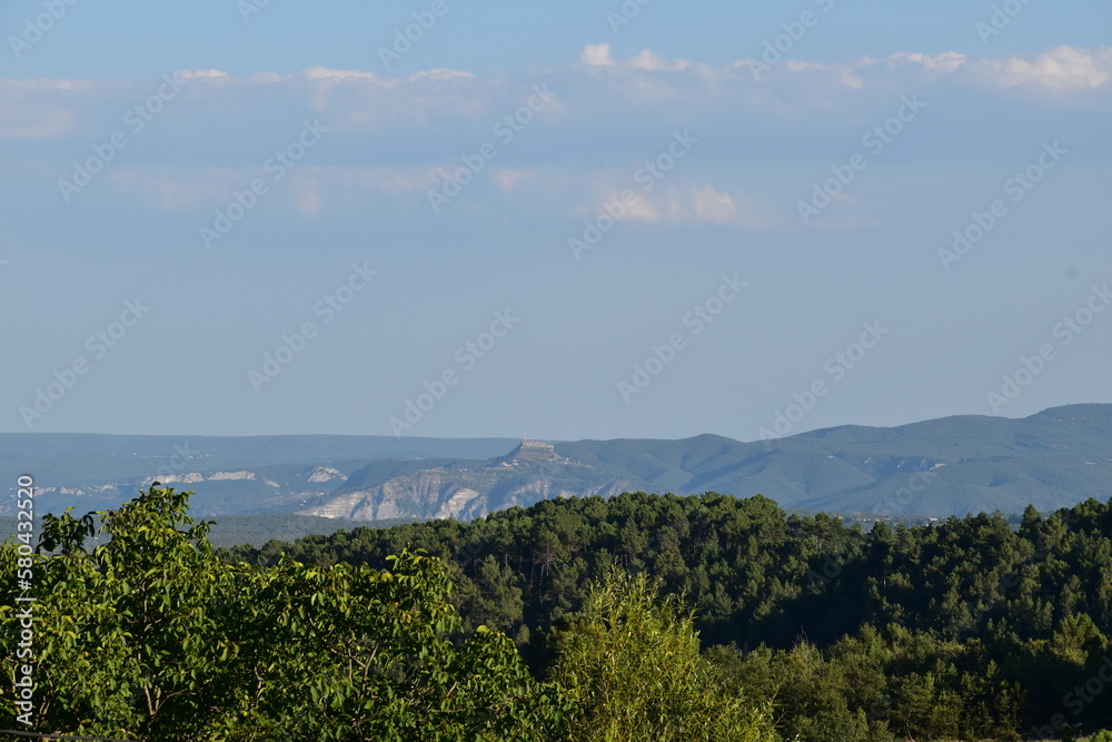 Panorama in einem Urlaubsort im Süden, der aussieht wie eine Region in Italien oder Frankreich als Symbol der Ferienzeit und des Reisens
