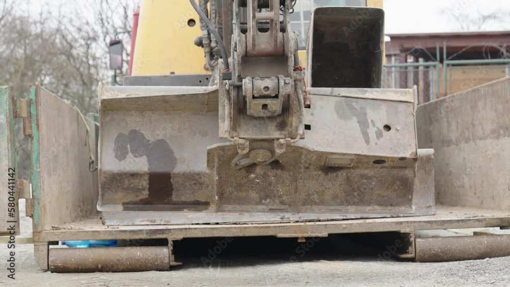 transport of the excavator to the transport car transport of the excavator to the transport car