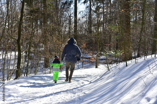 Spacer ojca i syna w lesie zimową porą