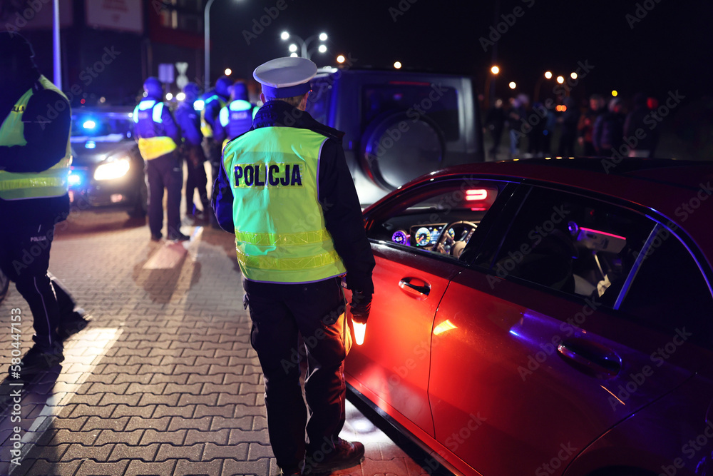 Nocna akcja policji w związku z kontrolą podejrzanych samochodów. - obrazy, fototapety, plakaty 