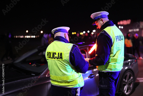 Nocna akcja policji w związku z kontrolą podejrzanych samochodów.