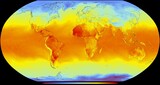 El mapa global representa la temperatura de la superficie de la Tierra en diferentes regiones. La escala de temperatura va desde azules fríos, hasta naranjas y rojos cálidos