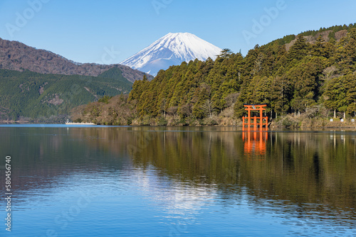 日本 神奈川県足柄下郡箱根町の元箱根港からの芦ノ湖と箱根神社の平和の鳥居と後ろに見える富士山