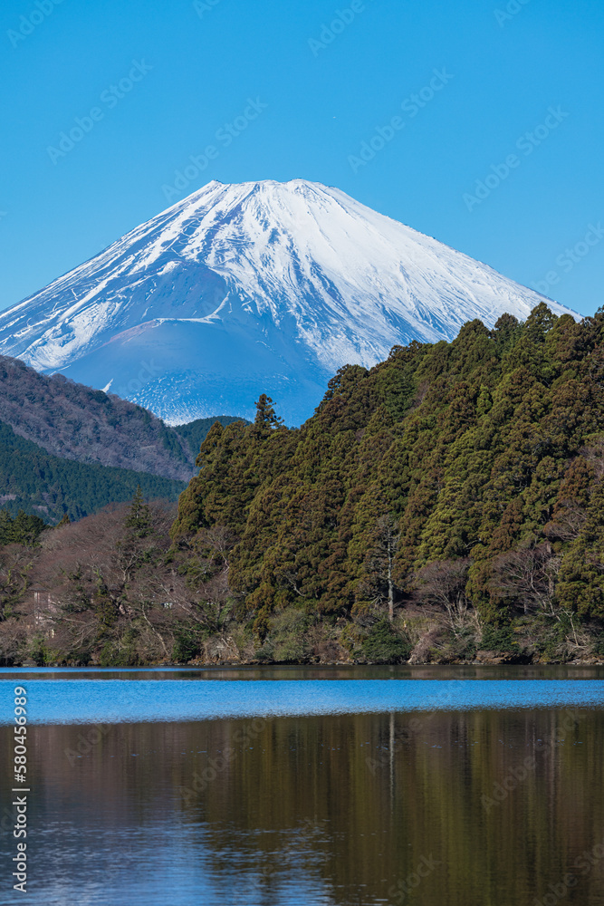 日本　神奈川県足柄下郡箱根町の芦ノ湖の元箱根港から見える富士山