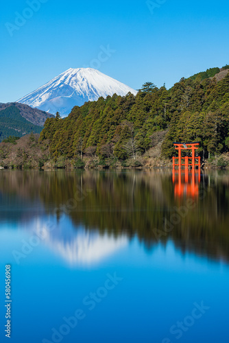 日本 神奈川県足柄下郡箱根町の元箱根港からの芦ノ湖と箱根神社の平和の鳥居と後ろに見える富士山