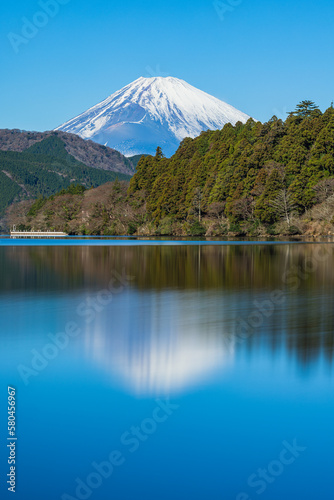 日本 神奈川県足柄下郡箱根町の芦ノ湖の水面に反射して映っている富士山