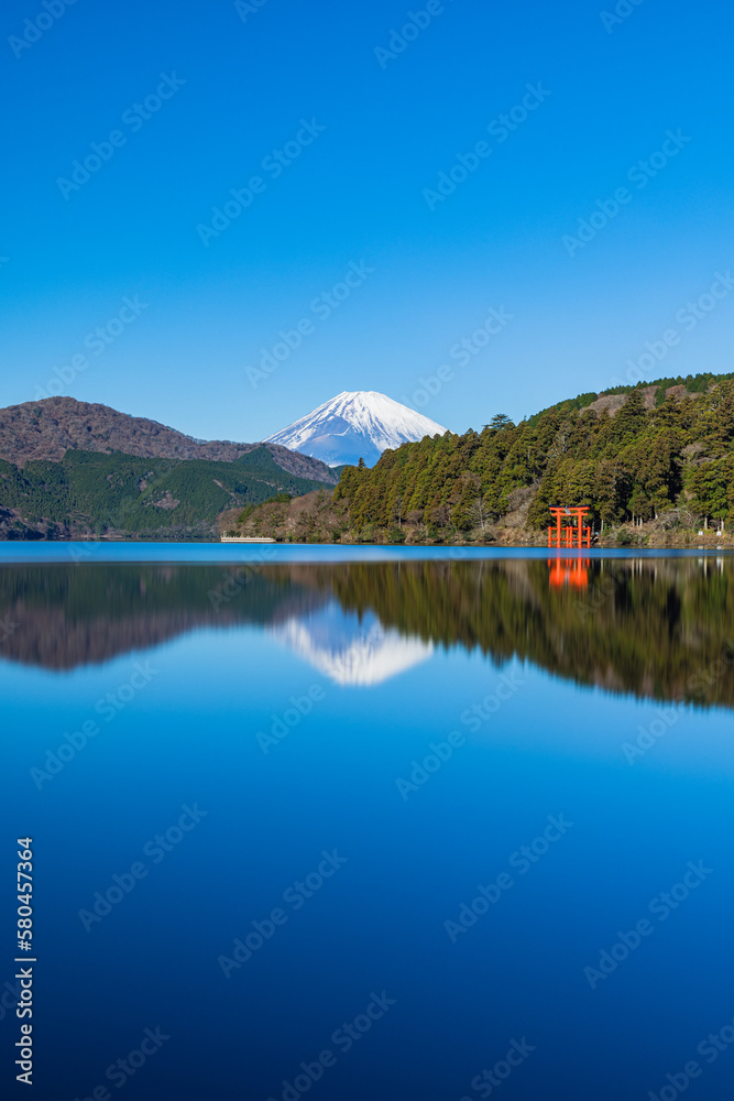 日本　神奈川県足柄下郡箱根町の元箱根港から見える箱根神社の平和の鳥居と芦ノ湖に反射して映る富士山