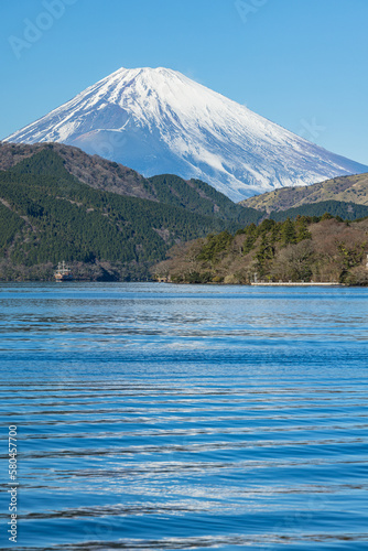 日本 神奈川県足柄下郡箱根町の芦ノ湖の元箱根港から見える富士山