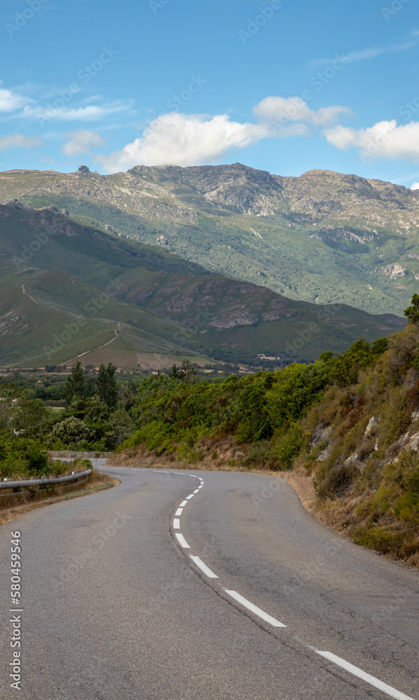 Route qui passe au milieu des montagnes en Corse