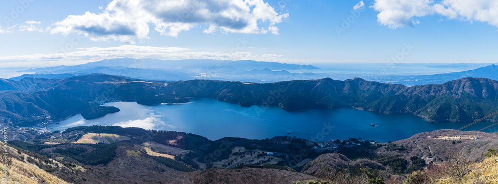日本　神奈川県足柄下郡箱根町の駒ヶ岳の山頂広場から眺める芦ノ湖と駿河湾