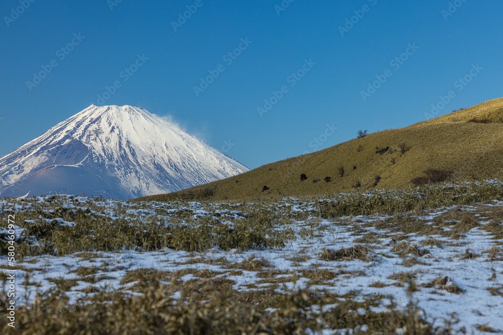 Fototapeta premium 日本 神奈川県足柄下郡箱根町の駒ヶ岳山頂から見える富士山