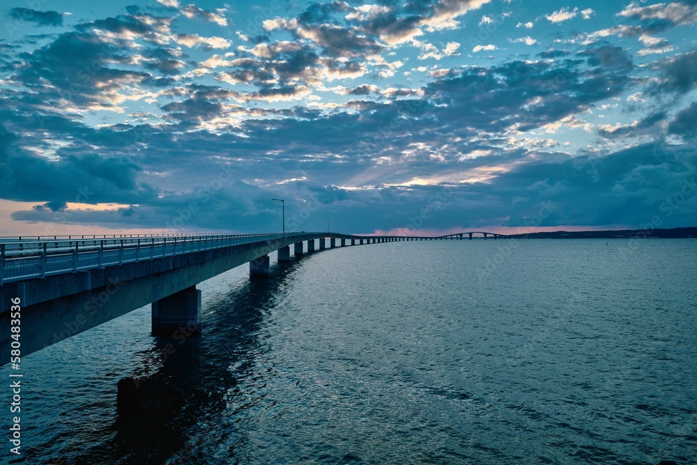 夕暮れ時の宮古島の海景と橋