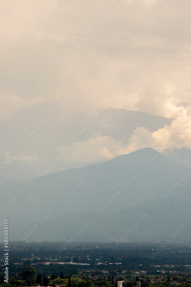 Paisaje de los cerros de Salta en un día nublado