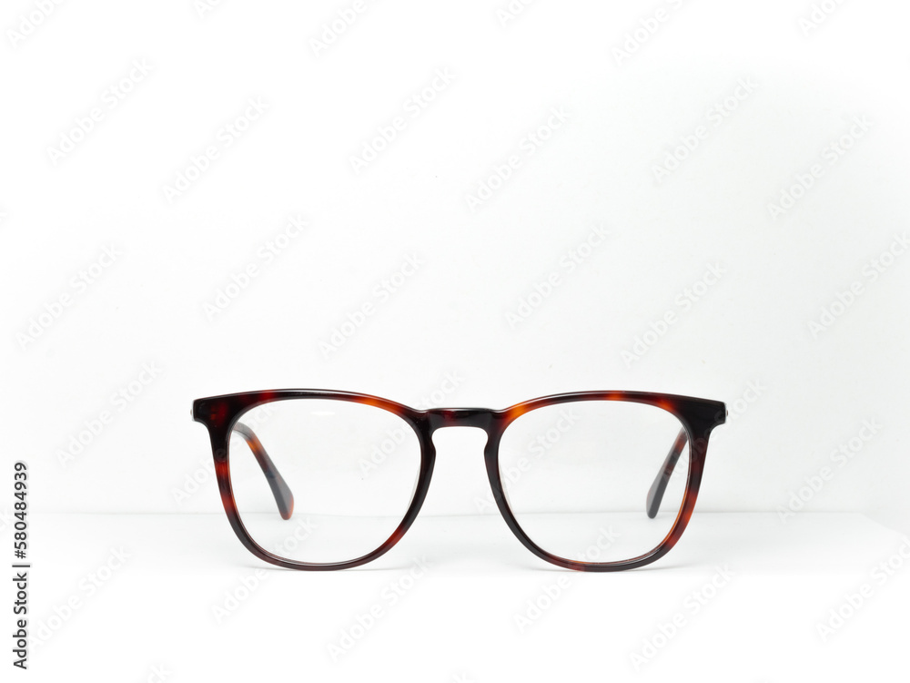 Armazón de anteojos color negro con manchas café