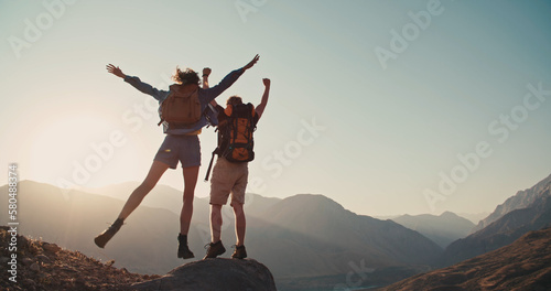 Foto Travel concept with happy couple at mountain top with raised arms and islands at background