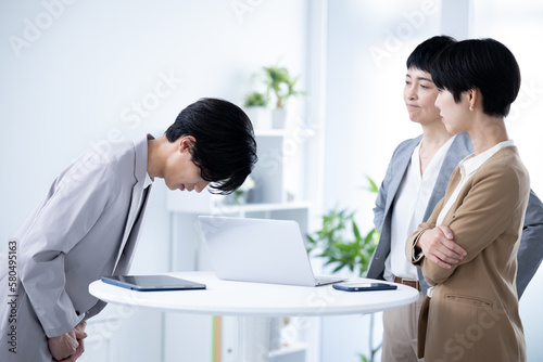 Photos Working adults who apologize for their mistakes New graduates and new employees