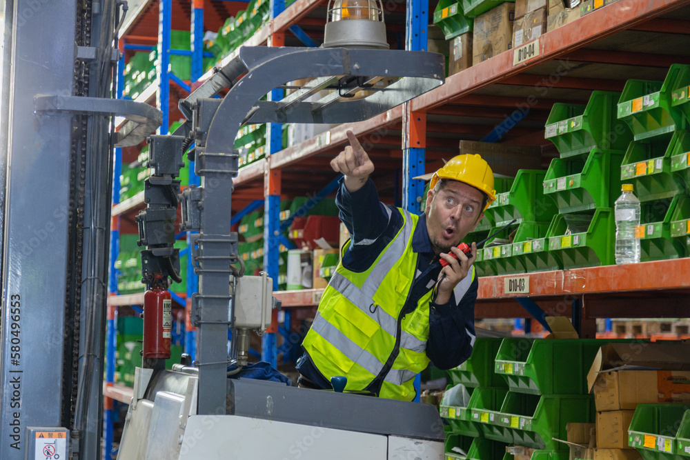Obraz premium Store clerks inspect products, warehouses, industrial and logistics supply chains.