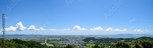夏の東三河ふるさと公園展望台から渥美半島を眺める（パノラマ）