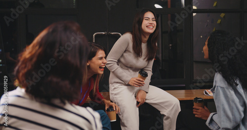 A group of female company employees are having fun chatting after work.