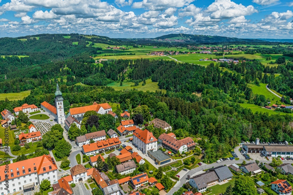 Ausblick über Kloster Rottenbuch im oberbayerischen Pfaffenwinkel hin zum Hohen Peißenberg