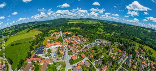Das bayerische Oberland bei Rottenbuch im Pfaffenwinkel im Luftbild