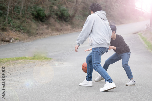 バスケットボールをする親子