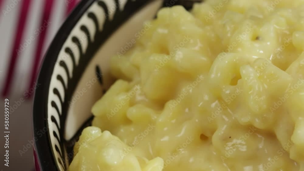 risotto au safran dans un plat en gros plan	