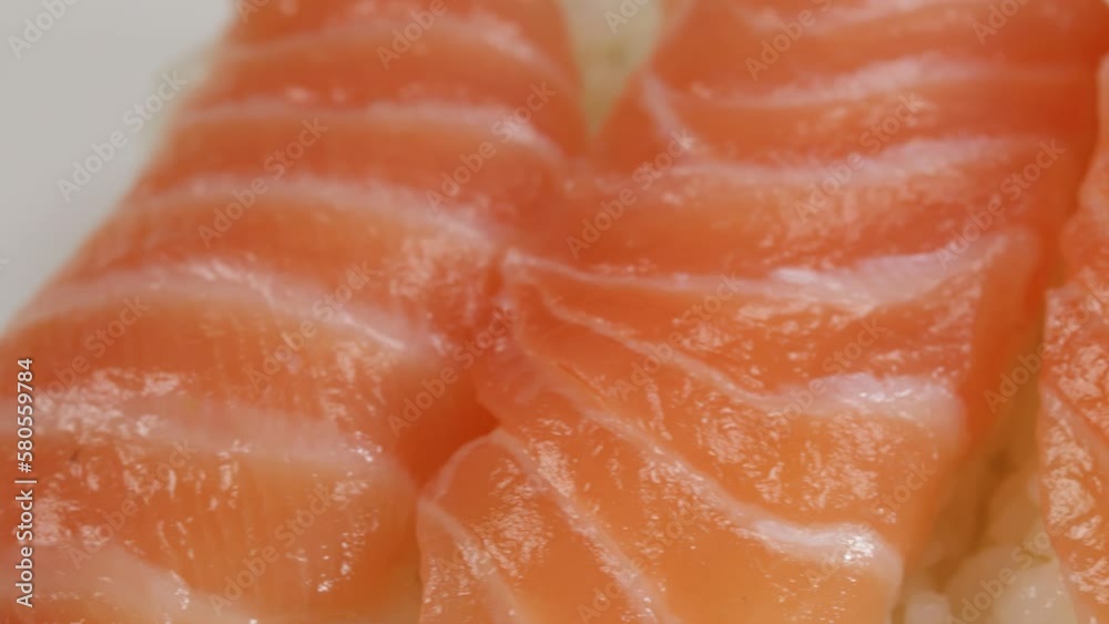 sushi au saumon en gros plan, isolé sur un fond blanc sushi au saumon en gros plan, isolé sur un fond blanc