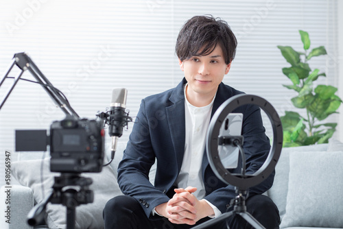 動画配信をする男性のイメージ